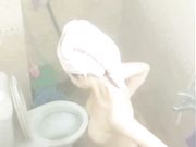 城中村出租屋偷拍附近的年轻打工妹洗澡