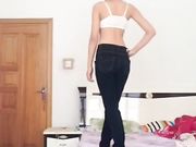 艺术学院小美眉在家自拍才艺展示自己的好身材