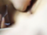 嫩模丝丝坐在沙发上玩逼拍写真被摄影师和导演肆意玩弄