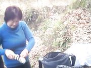 小树林老大爷嫖野鸡大妈双手按着大白奶子没怎么搞就射了