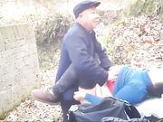 小树林老大爷嫖野鸡大妈双手按着大白奶子没怎么搞就射了