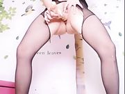 风骚漂亮的少妇给狼友看自己拍的视频然后自慰