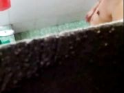 偷窥合租房的两个打工妹洗澡不小心被发现妹子蹲着狼狈的撤离