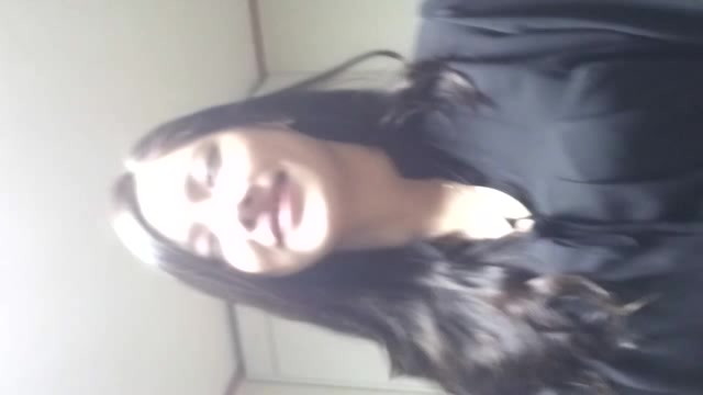 大学名校美女在家把衣服一件件脱掉后和男友打炮自拍