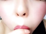 妖姬女郎全程露脸大秀，自己舔奶子口交假阳具，表情骚的没话说