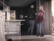 和朋友一起双屌同入自己的女友