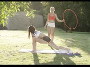 极品美少女姐妹花户外草坪练瑜伽最后脱光激情互慰磨豆腐画面唯美诱人 1080P超清