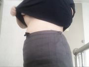 粉嫩咪咪的在校生樓道裡手淫