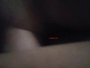 小夫妻约男同事家中一起玩3P,迫不及待抱起他老婆先在餐桌上干