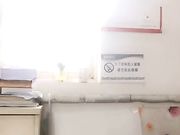 在某通公司业务代办点上班好骚的妹子在办公室露奶脱裤自摸摸出淫水