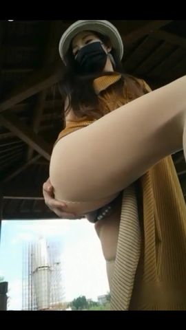 漂亮气质美女主播约粉丝到景区凉亭野战听着女主播的呻吟忍不住不小心内射了