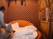 中年男约了位丰满气质的大奶少妇酒店迫不及待开操,干的相当激烈