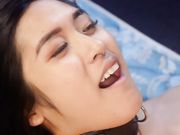 华裔美眉国外体验洋妞女主调教电棒电击假鸡巴啪啪拳交看表情爽死了