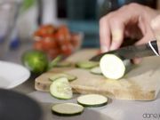 在厨房吃情人粗大肉棒的娇小拉丁女郎