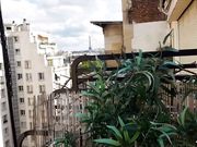 大白天和闺蜜帅哥房东在阳台上3P舔屌吃精的样子很淫骚