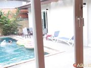 旅游胜地搭讪结识的身材非常SEX的同胞姐妹花逛逛街吃吃饭拍点写真然后酒店玩双飞