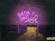 自慰女看到男人在附近冲上去就开始舔男人的鸡巴