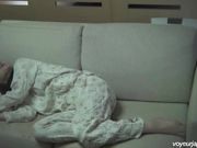 独守空床的妹子寂寞难耐睡不着只好自己解决了 用胶棒干逼