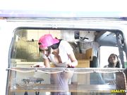 黑妞姐妹花开着冰淇淋售卖车边卖货边勾引路人大胡子男没忍住