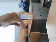 情侣为了开房省钱放学后趁教室没人趴在书桌上肏逼,妹子清纯水嫩