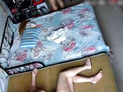 黑客破解家庭网络摄像头监控偷拍熟睡大叔突然起来扑到准备穿衣服的媳妇强搞让她别动