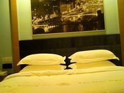 第三次约炮G奶良家人妻少妇,正操的激烈时少妇老公突然打电话来吓得也不敢接