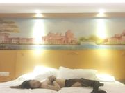 美女和同城网友酒吧见面被男的灌醉带到酒店各种超高难度啪啪