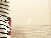 与热恋中的漂亮小女友偷尝禁果小美女很活泼可爱对着镜头拍剪刀手