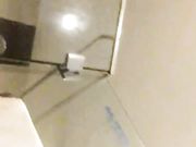 与热恋中的漂亮小女友偷尝禁果小美女很活泼可爱对着镜头拍剪刀手