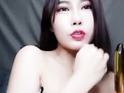 妹子道具自慰秀 沙发上单腿黑丝玻璃棒抽插