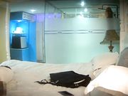 网络摄像头偷窥系列：宾馆约会同校苗条女友洗完迫不及待的热吻进入