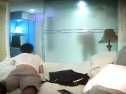 网络摄像头偷窥系列：宾馆约会同校苗条女友洗完迫不及待的热吻进入