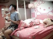 白富美短裤美女被情人从前面先操一会又从后面用力内射后拿手机拍摄