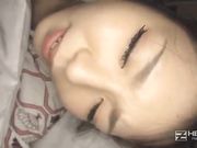 跟可爱姐妹花睡在一个卧室内