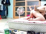 小两口脱光光日常过夫妻生活与丰满美乳一线天馒头B爱妻爽完一起抽烟聊天