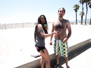 、主持人户外搭讪美眉完成搞笑淫荡任务猛男机车上大战混血妹子