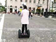 洋老外系列之带小姐妹一起玩平衡车