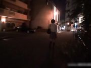 女上夜大被色狼尾随入室强上