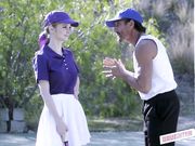 恶魔般的爸爸交换他们的性感女儿