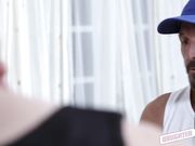 恶魔般的爸爸交换他们的性感女儿