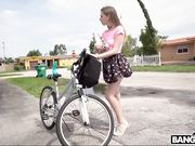 Alex Blake扮演一个怪物公鸡Alex Blake