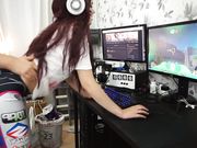 和漂亮妹子一边啪啪一边玩守望先锋你俩是操爽了，这不是坑人吗，这局铁定输了