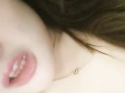 粉嫩嫩的美女主播双跳蛋玩自己的粉嫩小穴，阴毛稀疏很性感，淫语挑逗