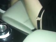 高颜值性感网红美女请师傅到地下车库修车时看男的长得帅,故意诱惑勾引,2人车内激情啪啪车震,毛少能叫.国语!