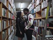 在图书馆遇到一个极品黑衣丰满小姐姐风情妩媚挡不住勾搭猛操