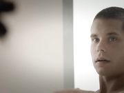 美女用T裤把猛男双手绑住脱光在他面前挑逗他最后被狠狠干了画面诱人