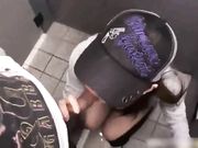 潮男靓妹公共卫生间里拍动作片