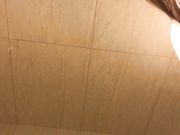 跟美女炮友在快餐店的厕所里做爱