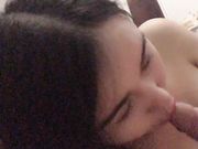 允儿手握鸡巴往性感烈唇里舔