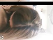 玩着游戏让她趴桌子下面吃鸡巴,带上链子沙发上干